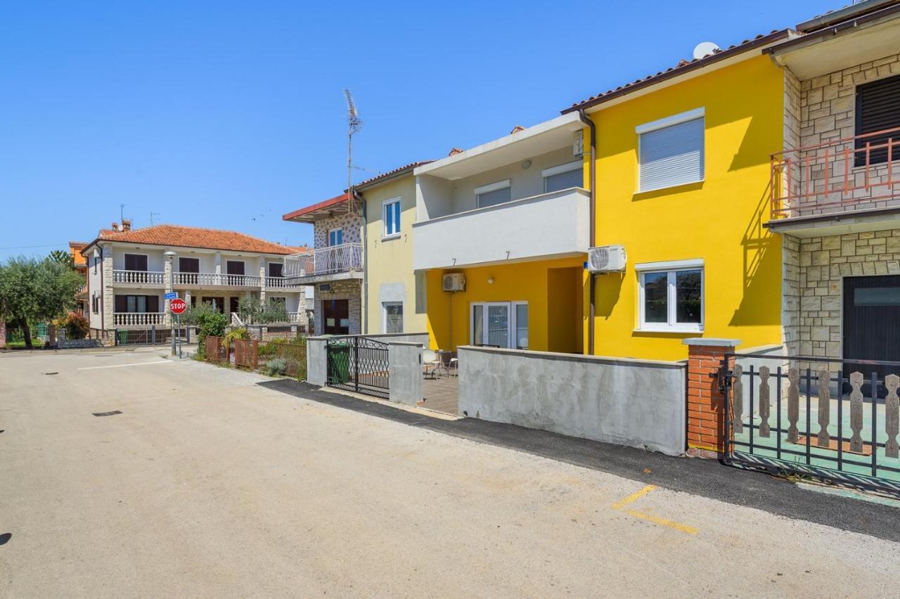 House With Apartments Mila Умаг Экстерьер фото