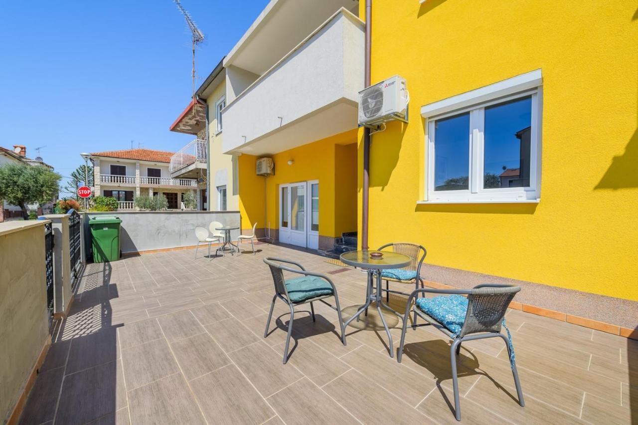 House With Apartments Mila Умаг Экстерьер фото